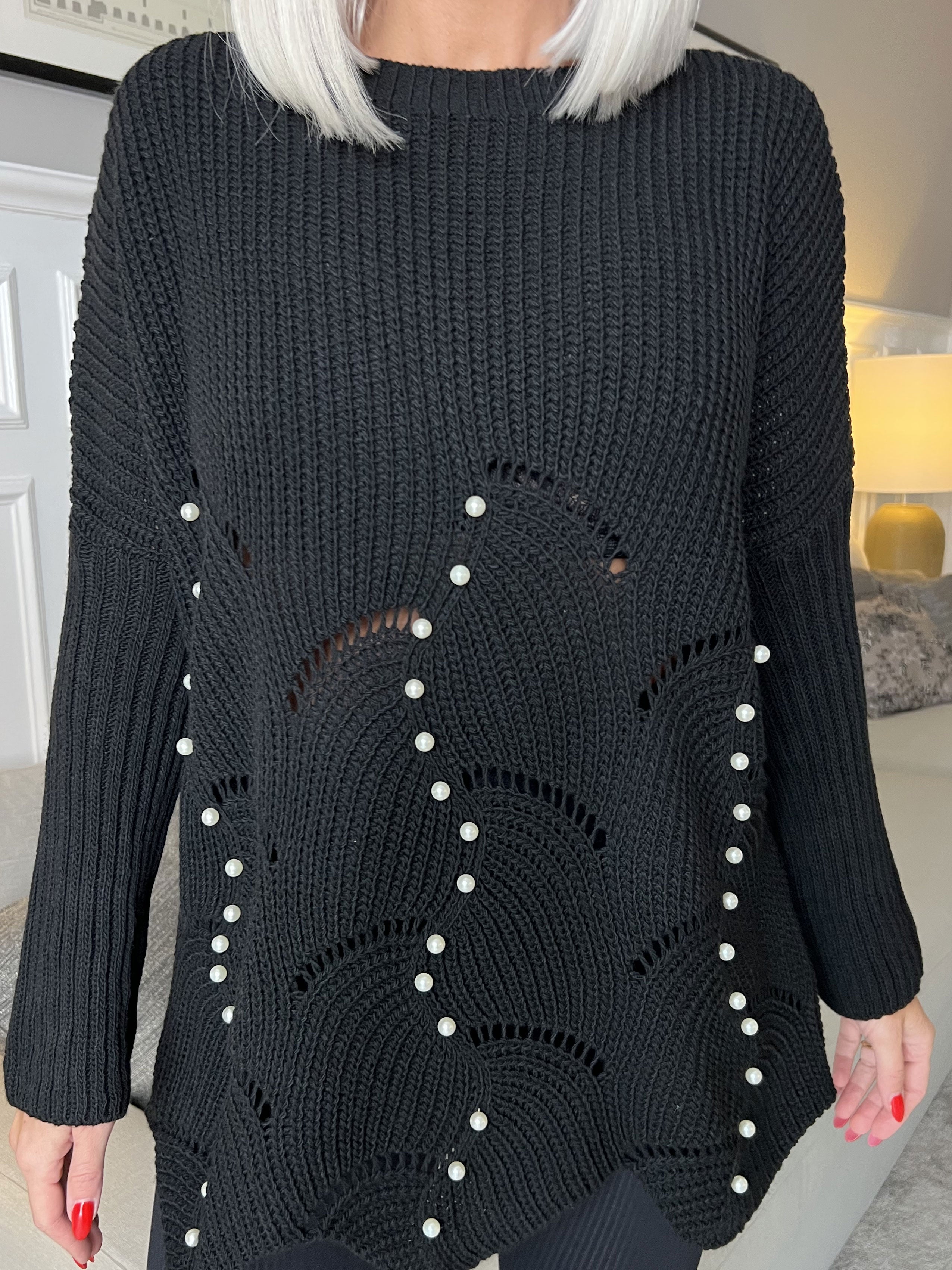 Perle - Vacker stickning med vita pärlor